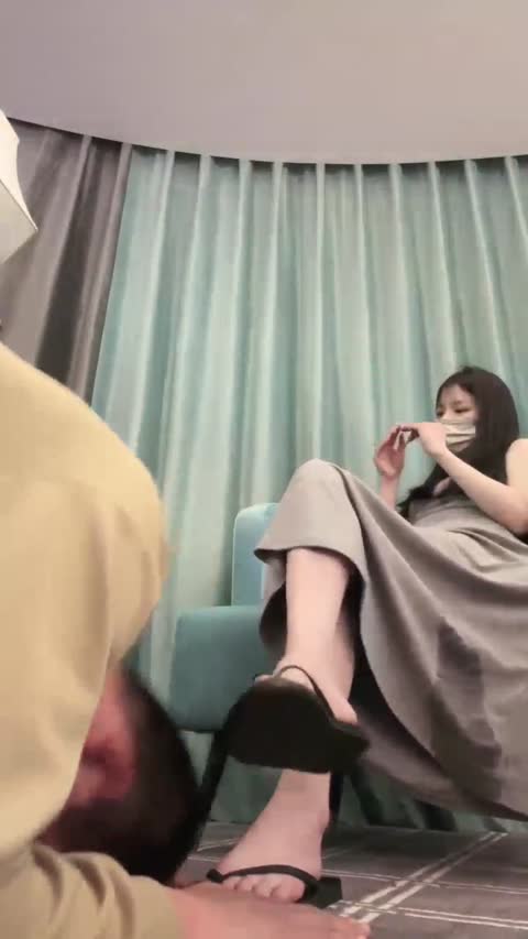 阿月 拖鞋碾压狗脸 裸足踩狗 鞋抽耳光-女神之家